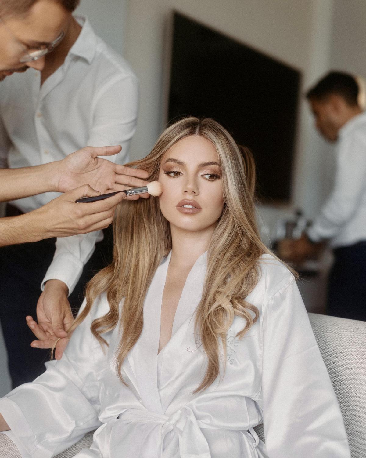 Rubén Ramos, maquillando a una de sus clientas.