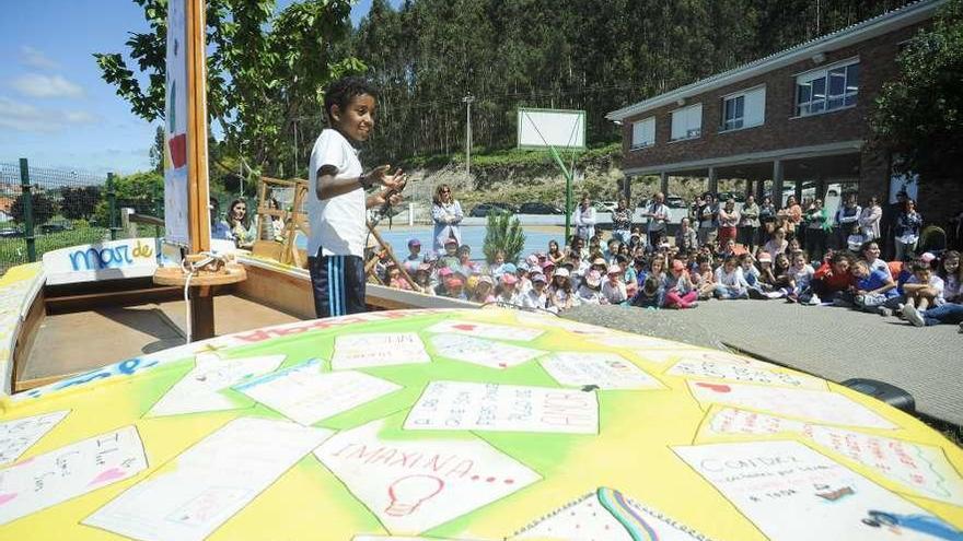 Los alumnos decoraron la nave restaurada para la ocasión. // Iñaki Abella