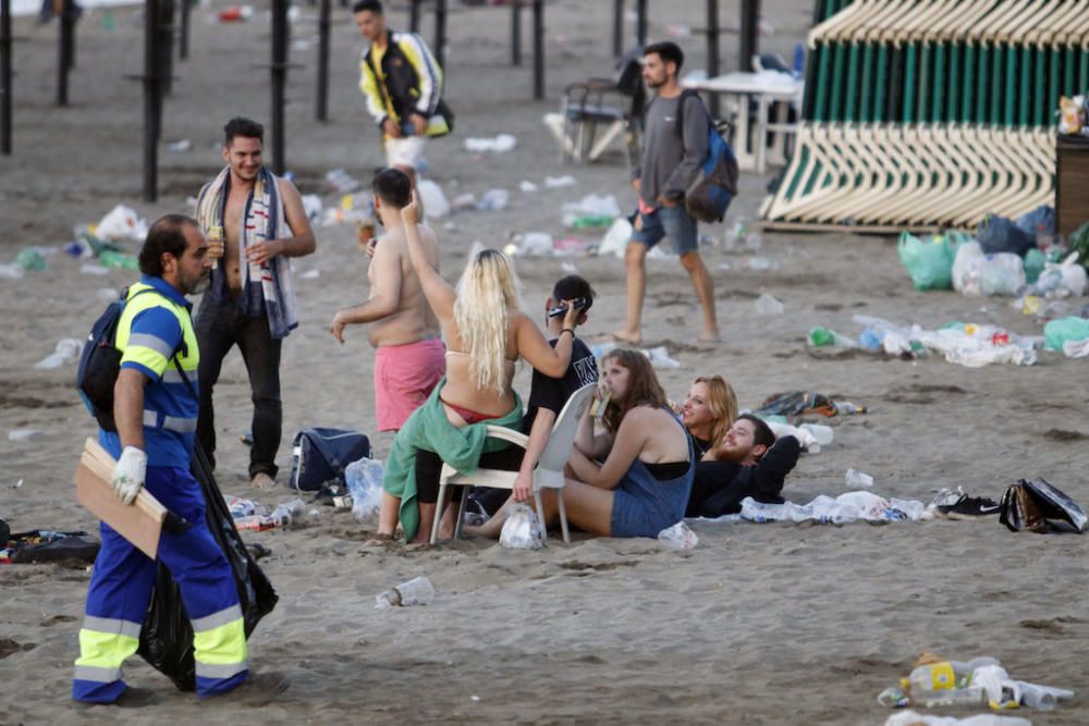 Así quedaron las playas tras la Noche de San Juan.