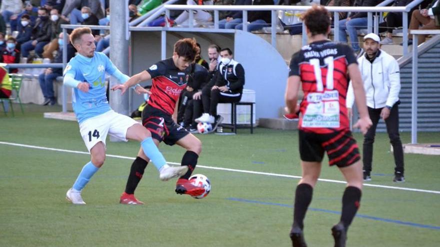 Imagen del Salerm Puente Genil-Ciudad de Lucena en la primera vuelta del campeonato en Tercera División.