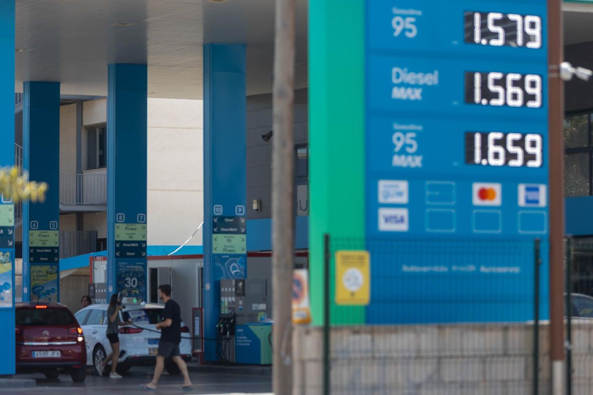 Vehículos repostando en una estación de servicio alicantina.