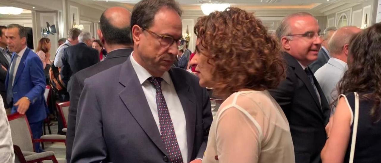 Vicent Soler charla con la ministra de Hacienda, Maria Jesús Montero, durante un encuentro.