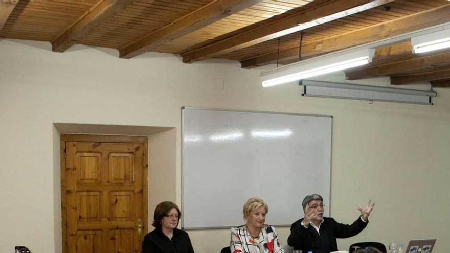 En la mesa, Paula Rodríguez, Carmen Sánchez y José Parejo.