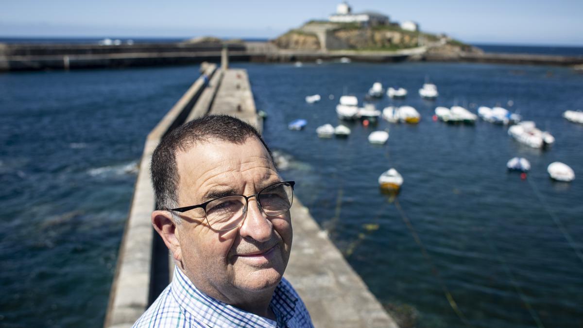 Pepe Barcella, con el faro de Tapia al fondo.