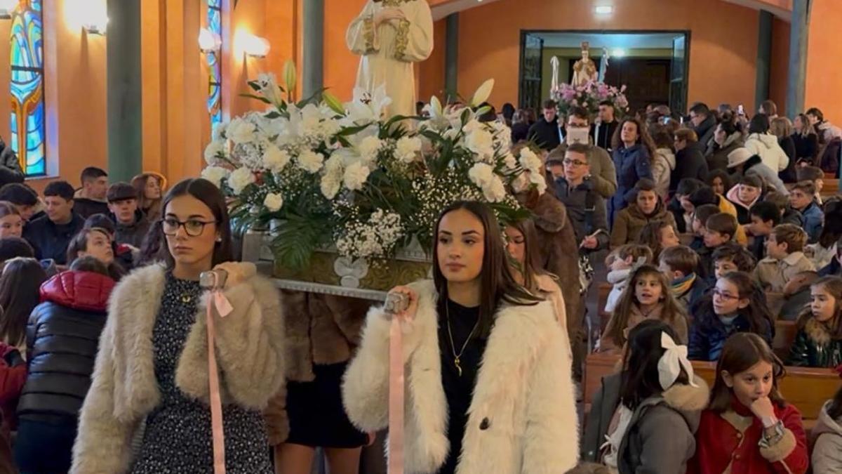 La procesión de la Niña María finaliza en la capilla del Colegio Amor de Dios de Toro.