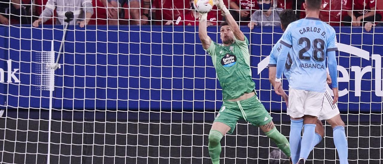 Dituro bloca el balón durante el partido entre
el Rayo Vallecano y el Celta. | // LOF