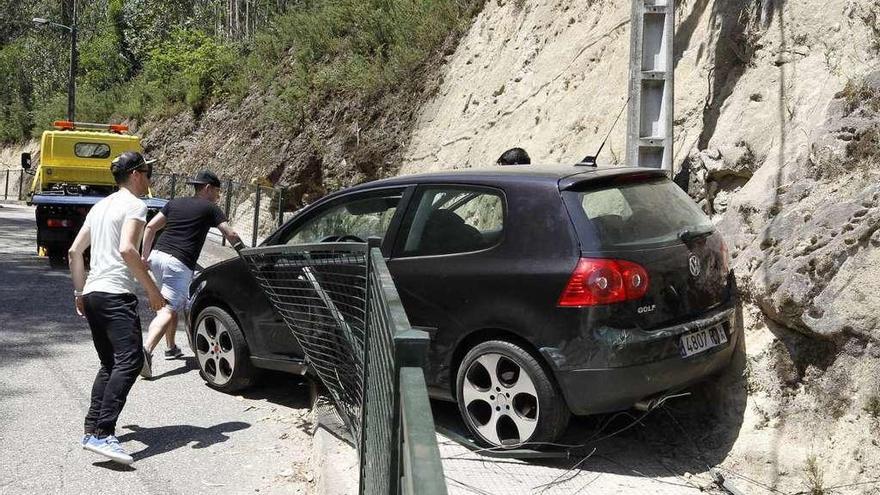 El talud frenó al coche que atropelló a las víctimas y derribó la valla protectora de la acera a su paso. // José Lores