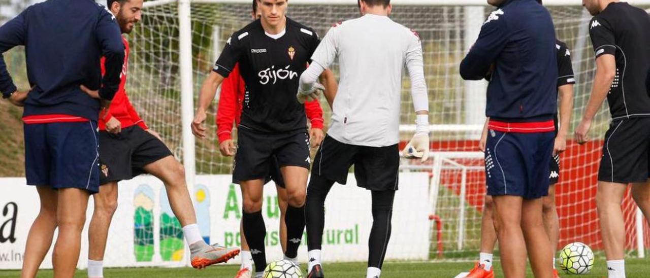 Bernardo, en el centro, durante el entrenamiento de ayer en Mareo, ante la presencia de Abelardo.