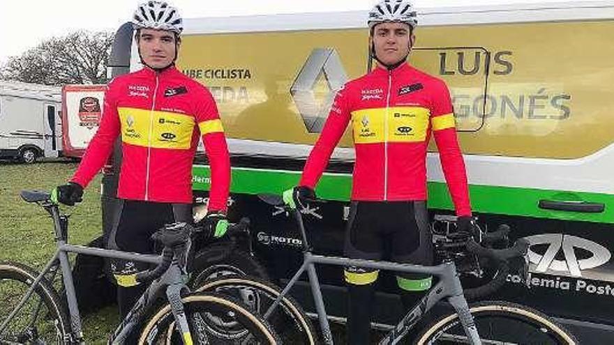 Los ciclistas ourensanos Carlos Canal y Feijóo. // Fdv
