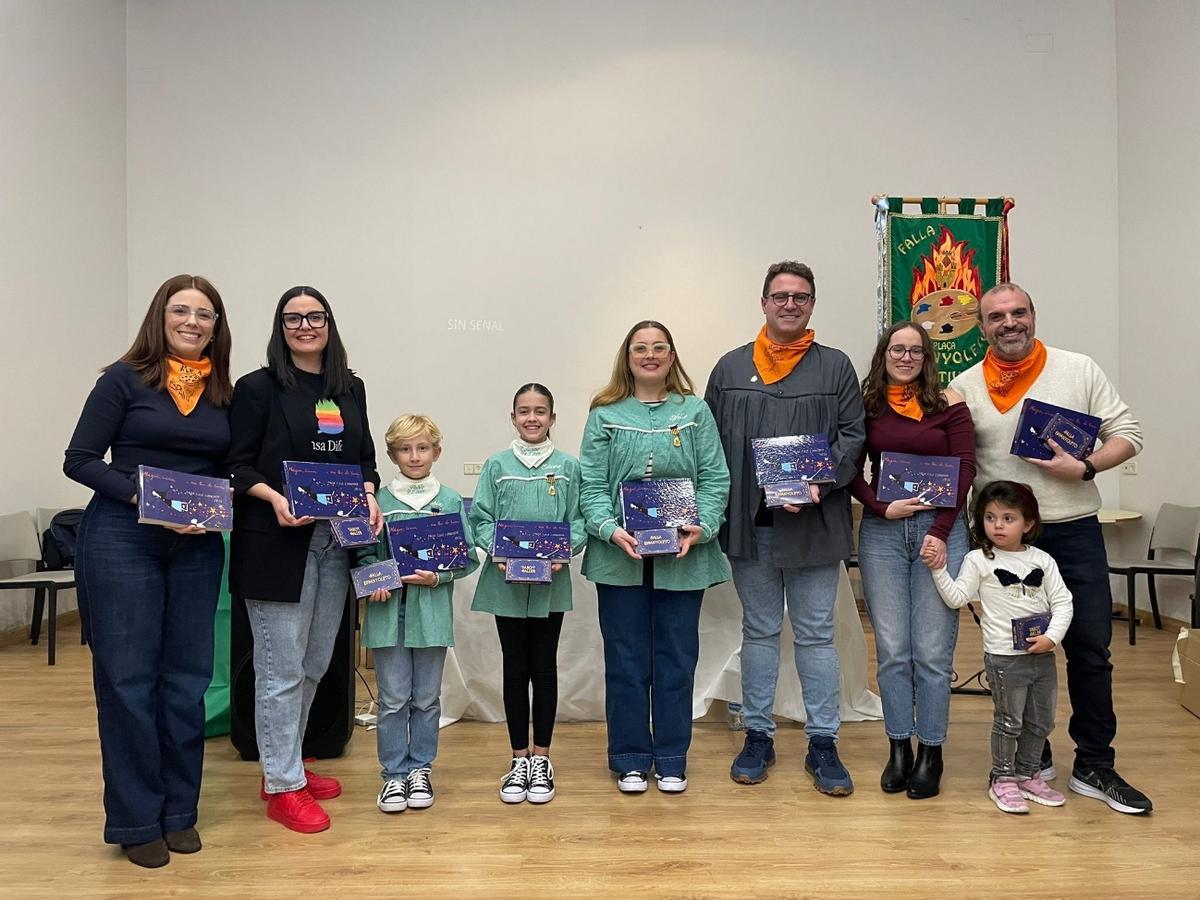 Representantes de la Falla Espanyoleto de Xàtiva en la presentación del Llibret.