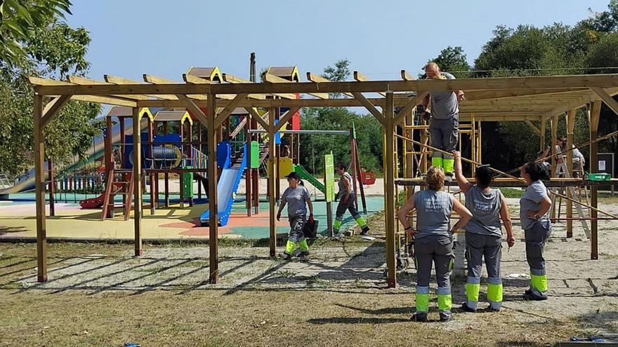 La pérgola instalada entre el parque infantil y la laguna.