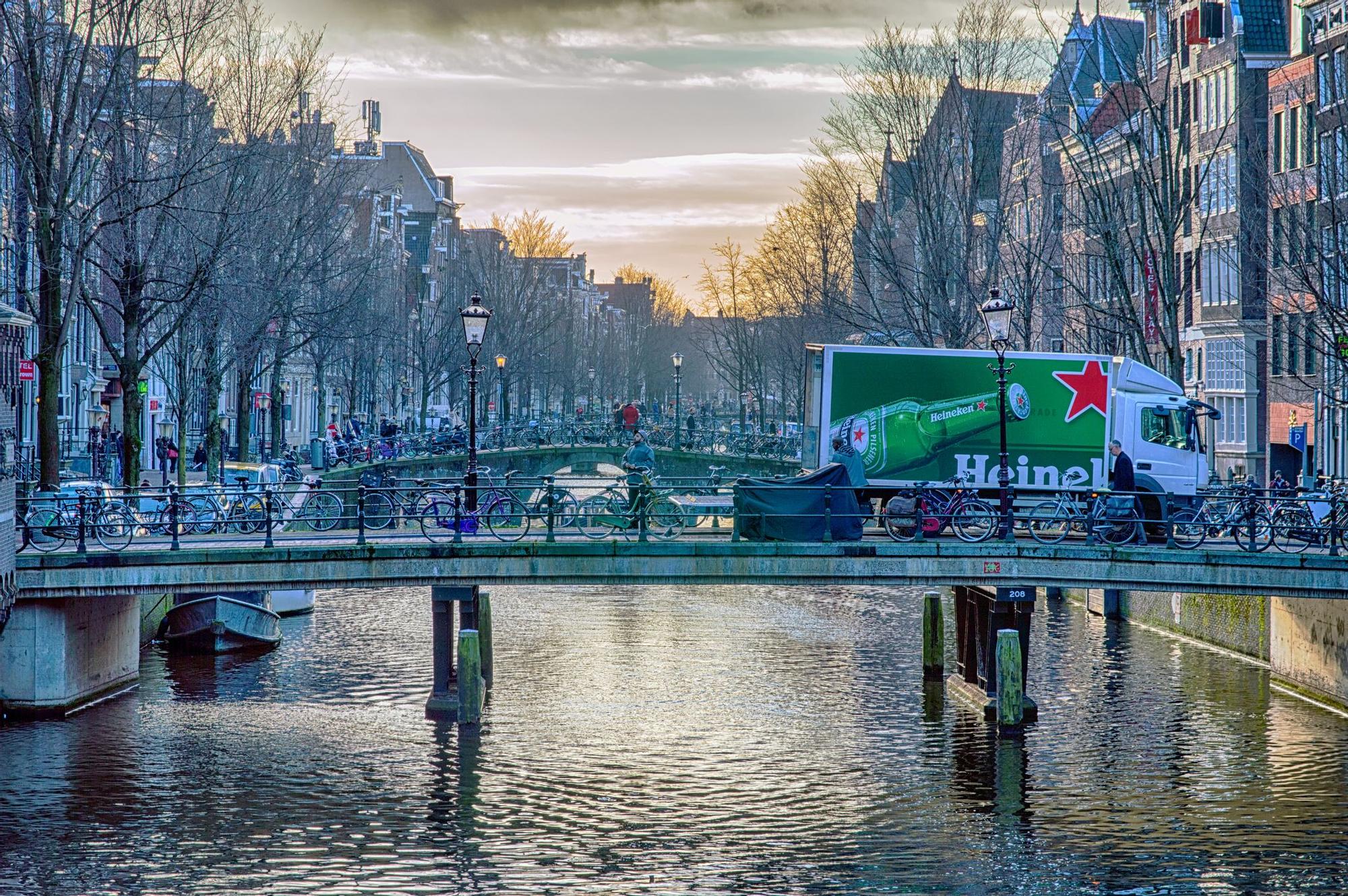 Amsterdam paisaje con camión Heineken