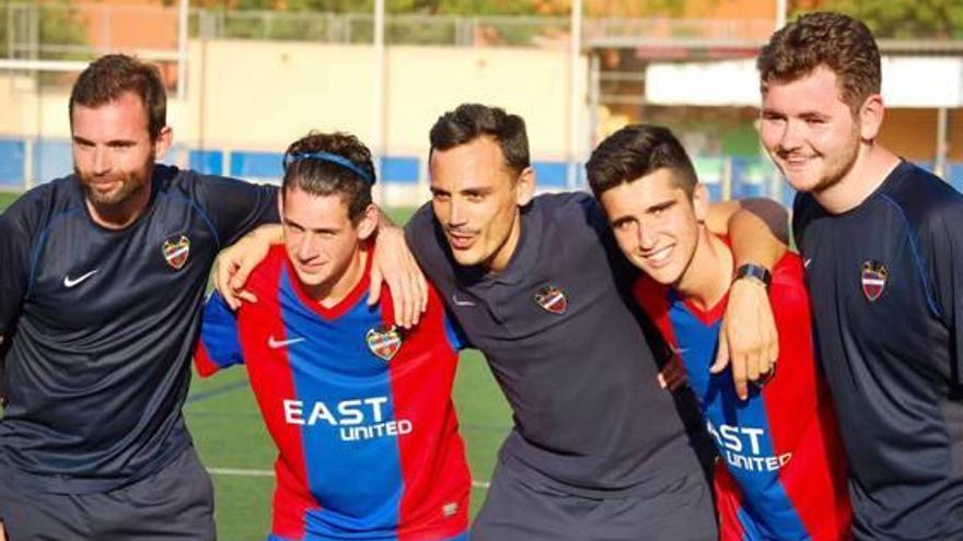 Ángel Ayllón, en el centro, con cuatro jugadores.