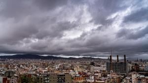 El cielo de Barcelona cubierto por una espesa capa de nubes durante un día de tormentas.