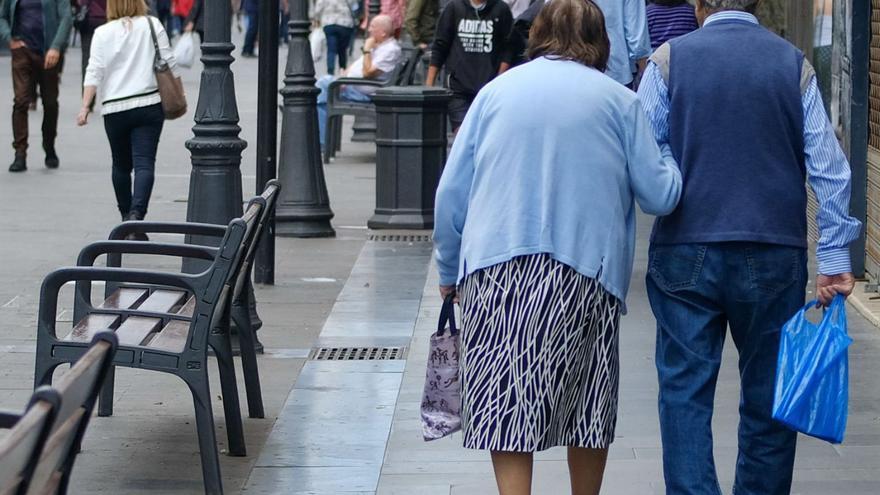Una pareja de jubilados de paseo por la calle Mayor de Triana. | |