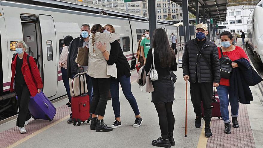 Viajeros bajando del ferrocarril con mascarilla en 2020.