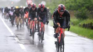 El equipo Ineos conduce al pelotón del Giro bajo la lluvia.