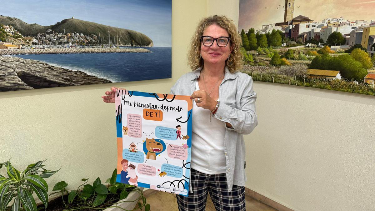Susanne Katzgrau presentando el cartel de la campaña en favor del Bienestar Animal.