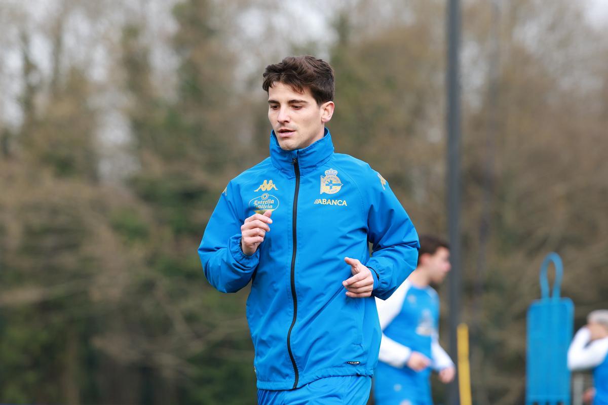 Riki Rodríguez, nuevo jugador del Deportivo, entrenando en Abegondo