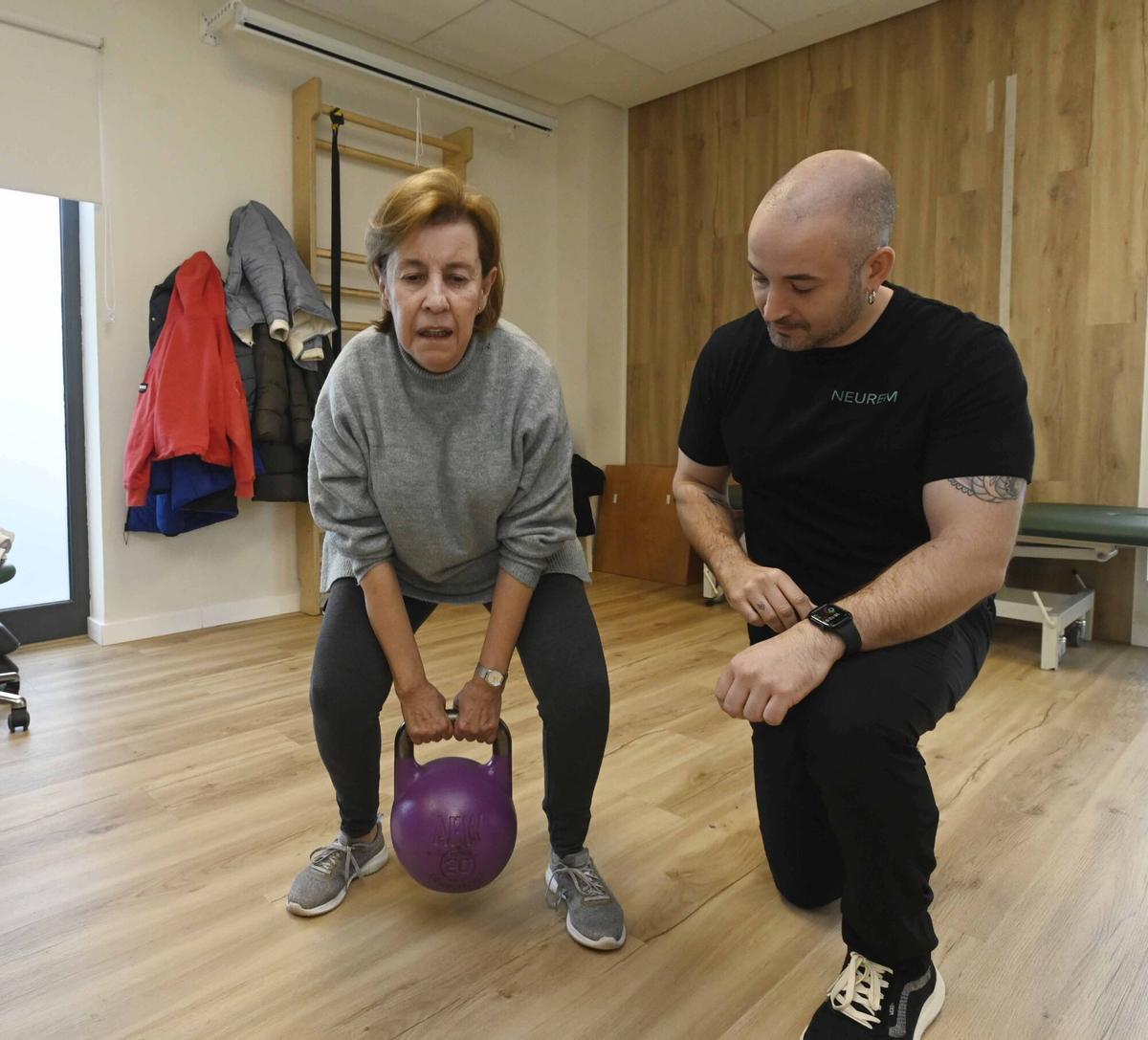Viguesas de entre 50 y 70 años realizando ejercicio de alta intensidad en un centro de neurorrehabilitación de la ciudad.