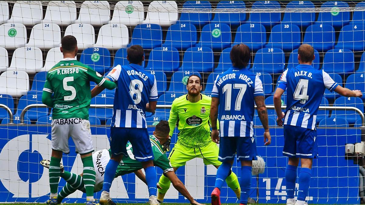 Carlos Abad observa el balón en un ataque del Coruxo en su visita a Riazor. |  // CARLOS PARDELLAS