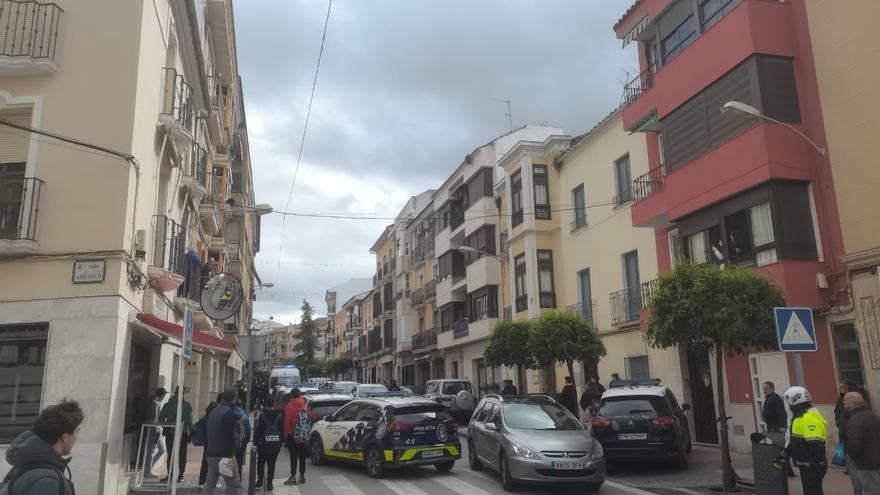 Despliegue policial en Lucena por la irrupción violenta de un individuo en un bloque de pisos