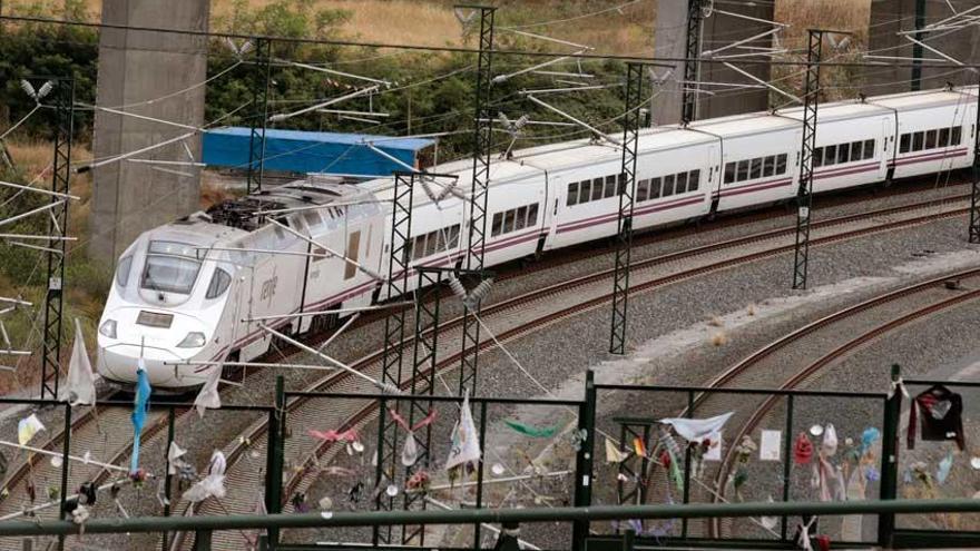 Un tren Alvia similar al accidentado en Angrois en el tramo donde ocurrió la tragedia que dejó 80 víctimas mortales el 24 de julio del 2013.