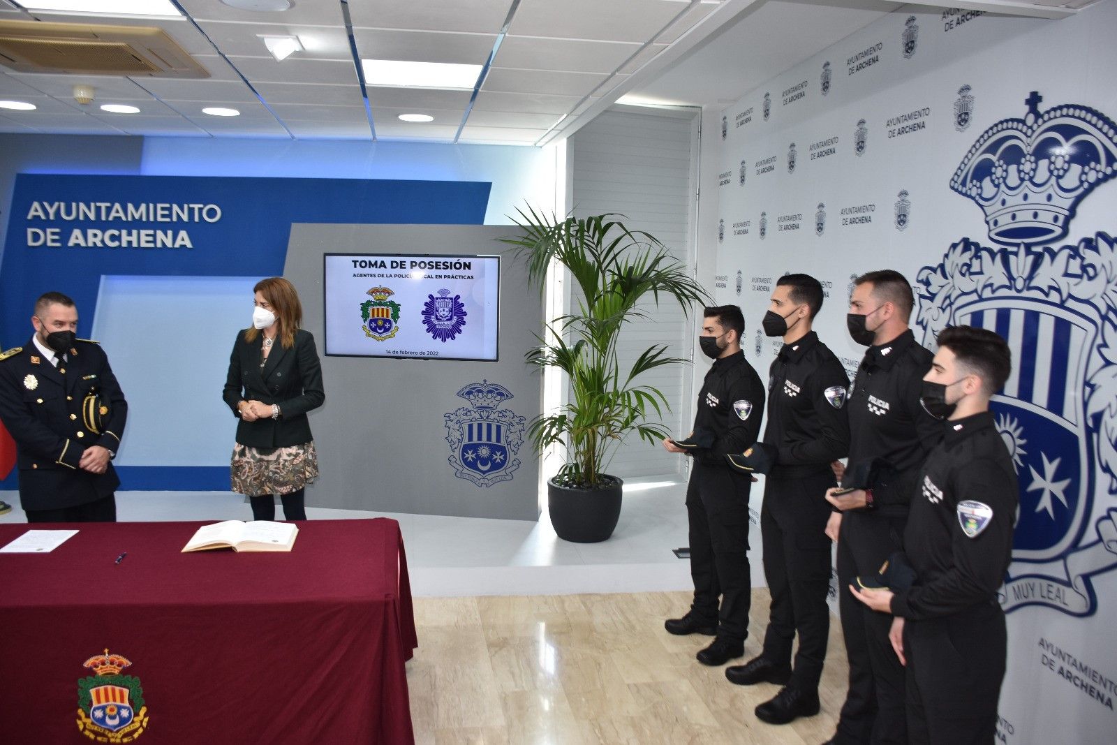 Los cuatro nuevos agentes, durante el acto de toma de posesión.