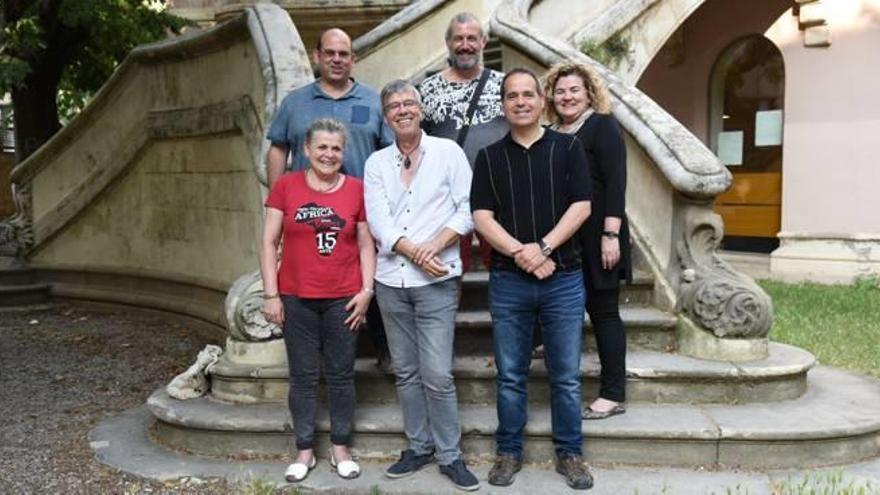 Àlex Mazcuñán (a dalt, primer per l&#039;esquerra) i el director d&#039;Esclat Gospel Singers, Ramon Escalé (al mig, a primera fila) amb membres del cor i el regidor de Cultura de Rajadell (al costat d&#039;Escalé), Joan Carles Lluch