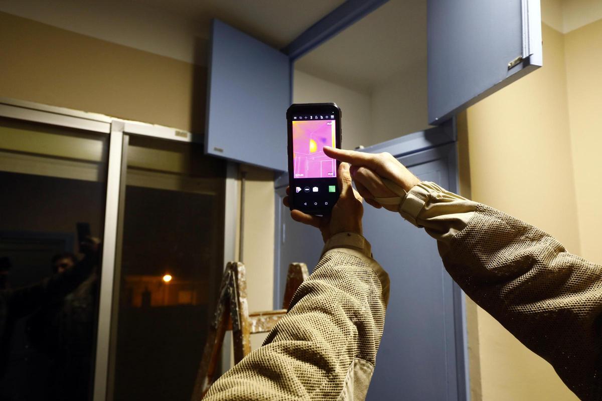 La cámara térmica permite ver donde está el nido de abejas.