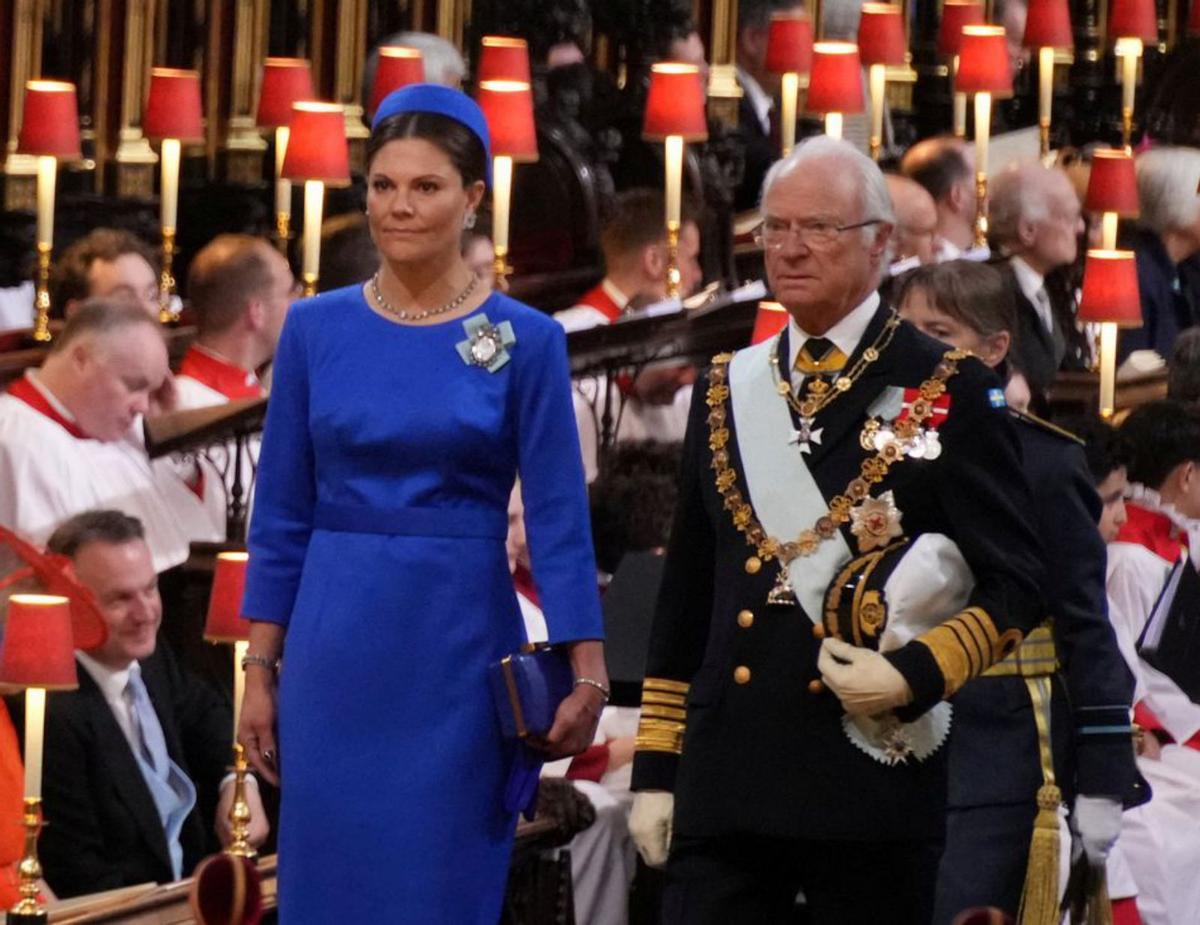 La princesa Victoria de Suecia con el rey Carlos XVI.   | // EFE
