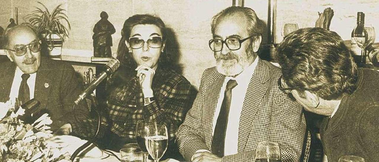 Emilio Alarcos y Josefina Martínez con Ángel González.