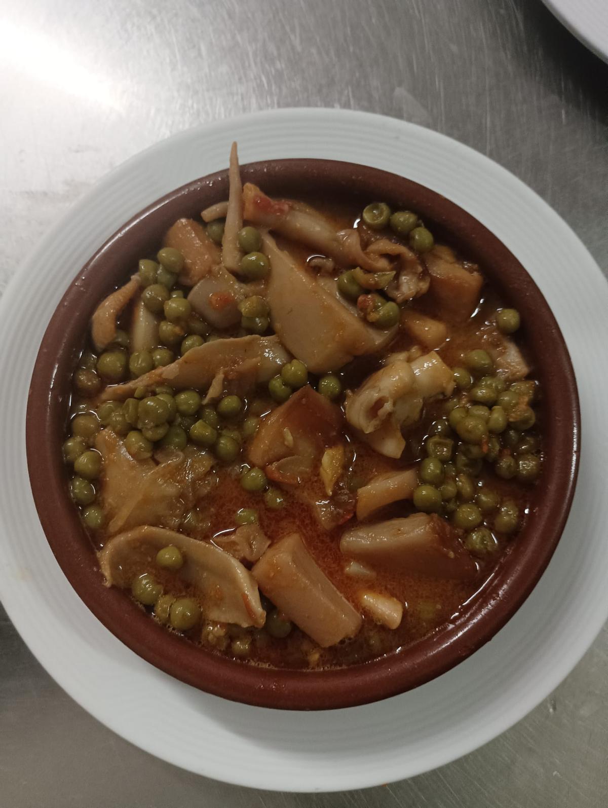 Un plat de sèpia amb pèsols per cinc euros.