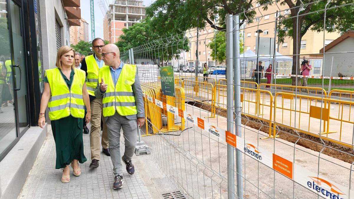 La delegada del Gobierno, Pilar Bernabé, y el alcalde de Alaquàs, Antonio Saura, visitan la reconstrucción del alcantarillado.