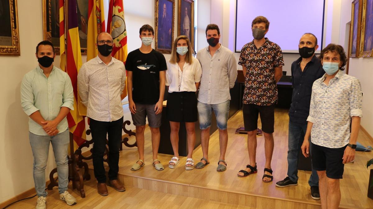 Mariona Caldentey, con los organizadores del homenaje.