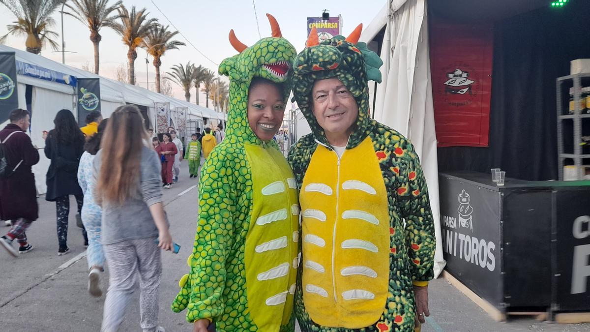 Una pareja, ataviada con un pijama con formas de dragón.