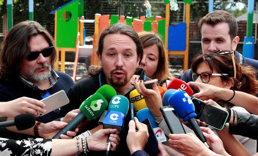 Pablo Iglesias vota durante el 26M.