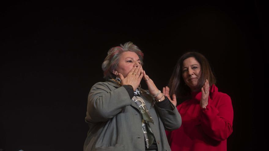 Dolores Vázquez recoge el premio Úrsula Meléndez de Texeda en su Betanzos natal