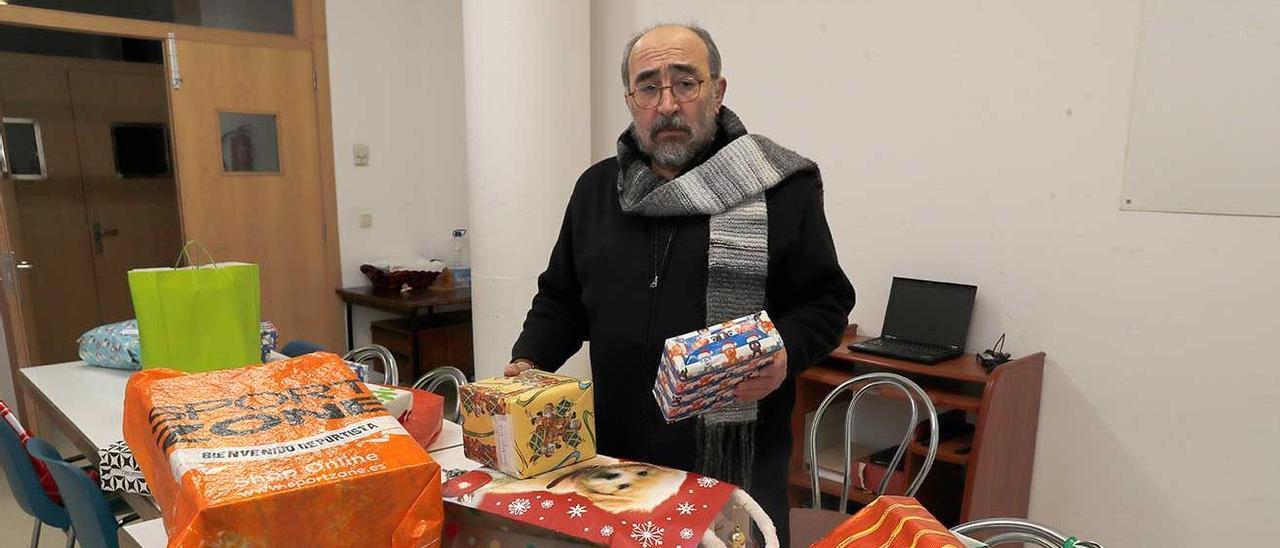 Francisco Javier Alonso, párroco de A Florida, con algunos de los regalos ya guardados.