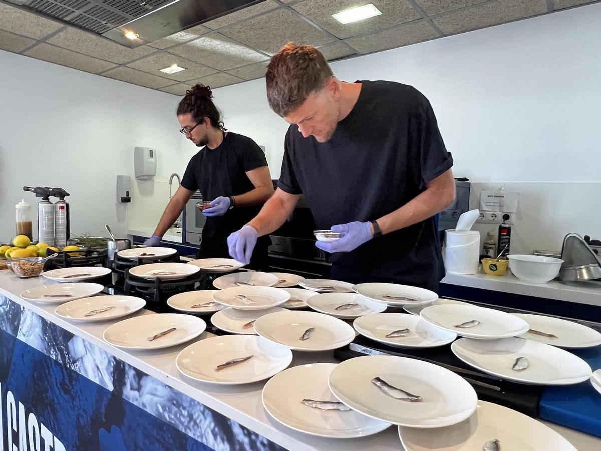 Les imatges del showcooking de peix blau d'aquí amb tècniques orientals, jalapenyos i fum de fulles de pi