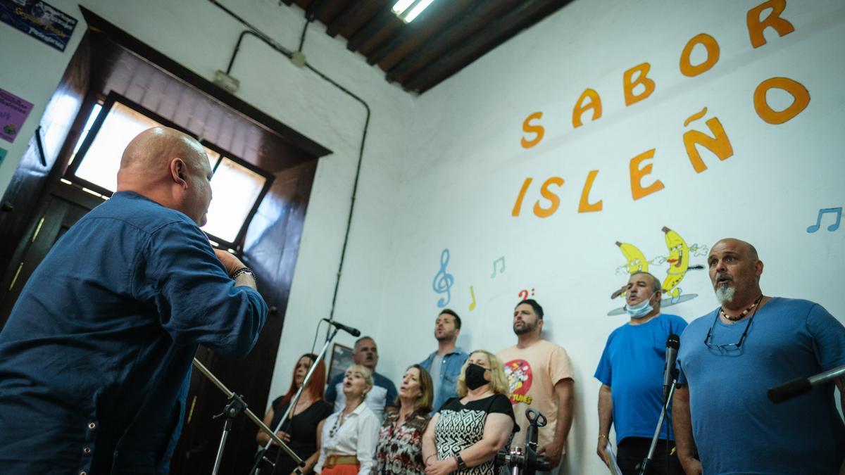 Un ensayo de Sabor Isleño, agrupación musical que cierra el concurso de mañana sábado.