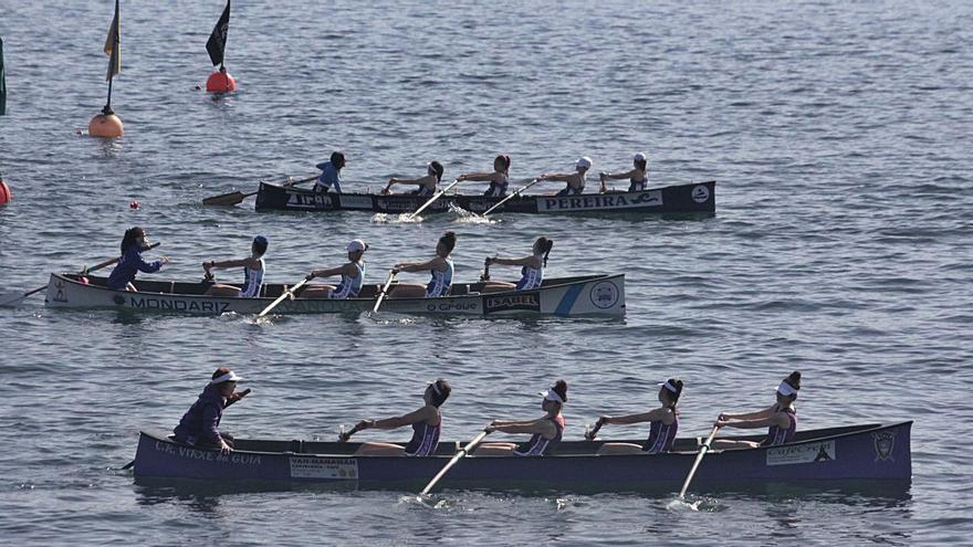 Una de las tandas de ayer en aguas de Moaña. |  // SANTOS ÁLVAREZ