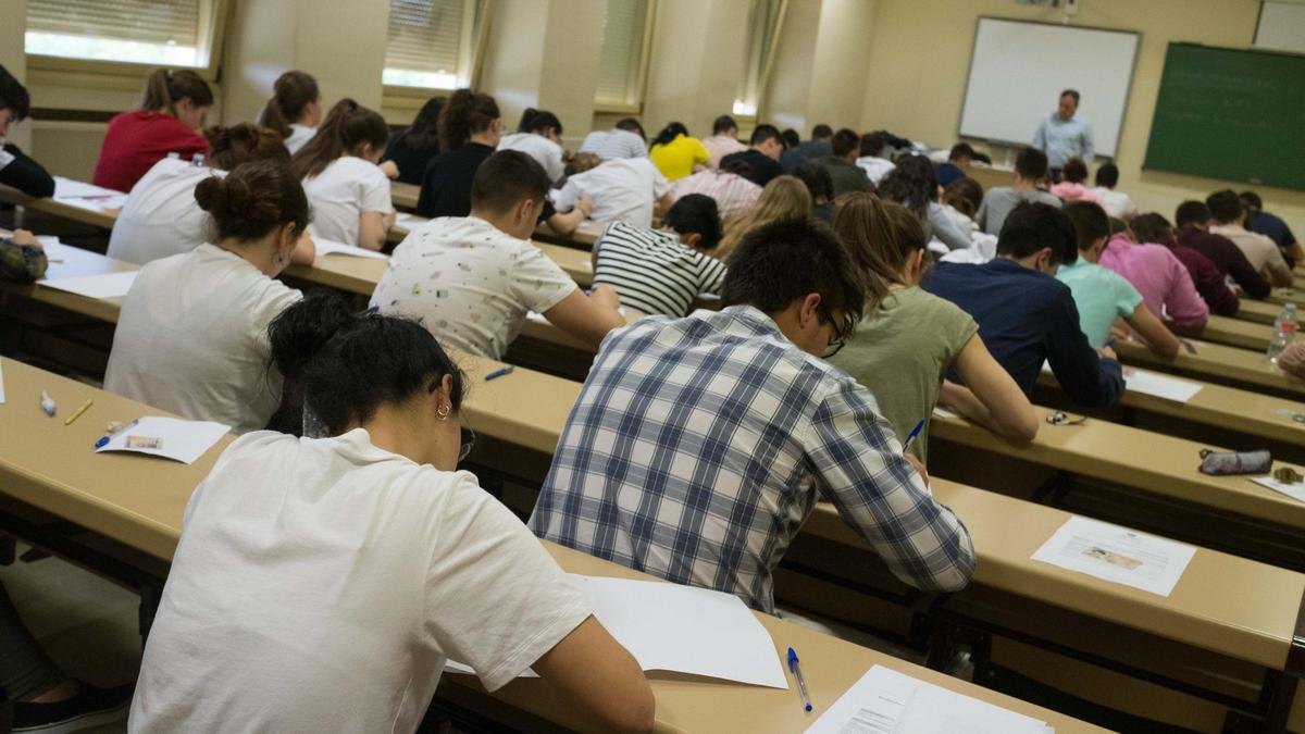 Alumnos durante un examen antes de la pandemia.