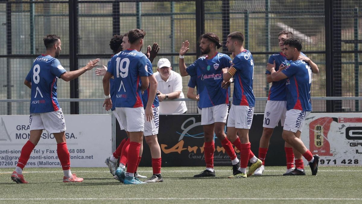 Los jugadores del Atlético Monzón celebran el gol ante la UE Porreres