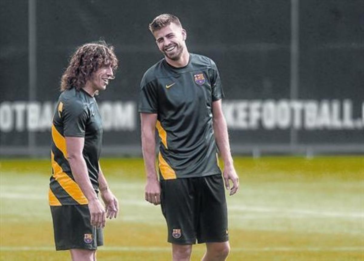 Carles Puyol i Gerard Piqué, durant un entrenament a la ciutat esportiva del Barça. Carles Puyol i Gerard Piqué, durant un entrenament a la ciutat esportiva del Barça.