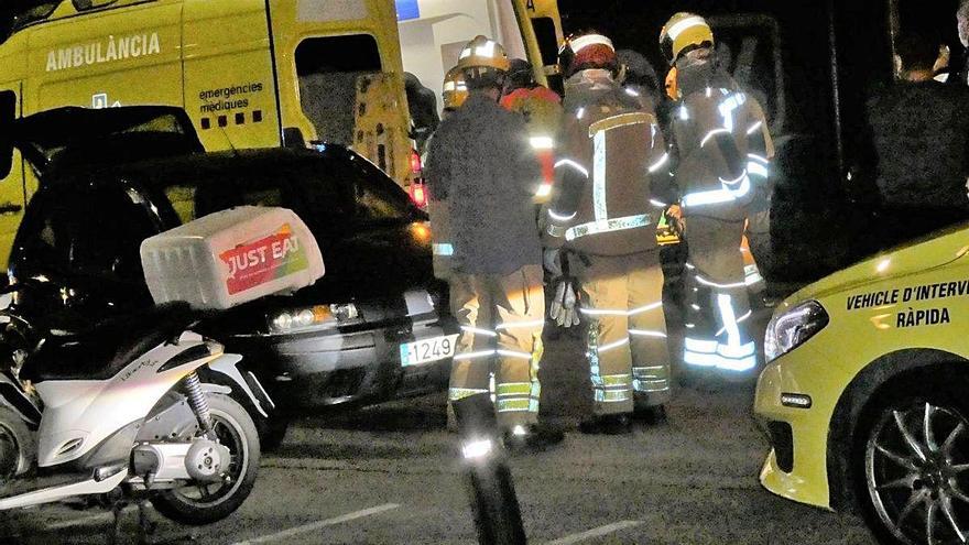 Metges i bombers posen una de les ferides a l&#039;ambulància.