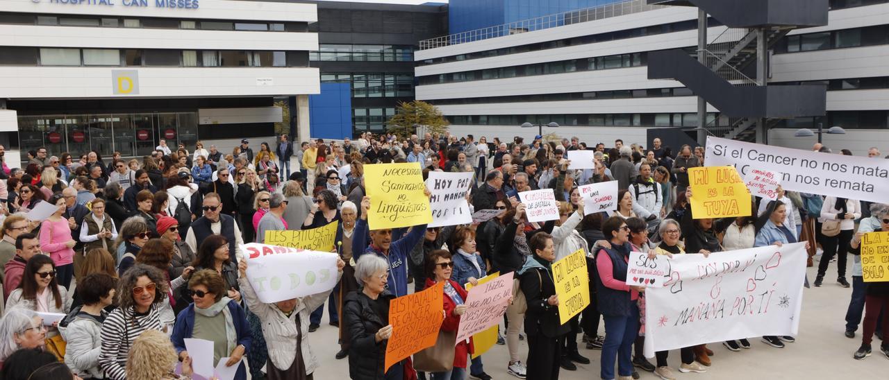 Concentración de pacientes y otras personas en Can Misses para reclamar más médicos.