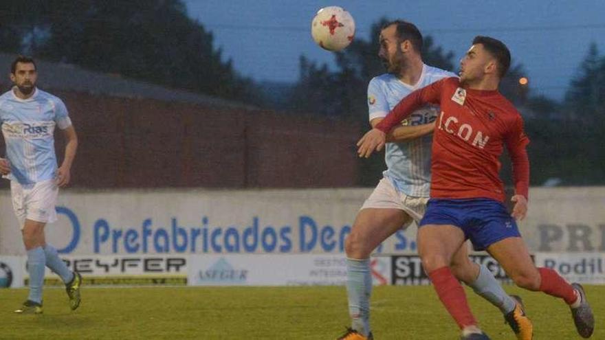 Un jugador del Choco lucha con un rival por hacerse con el control del balón. // Noé Parga