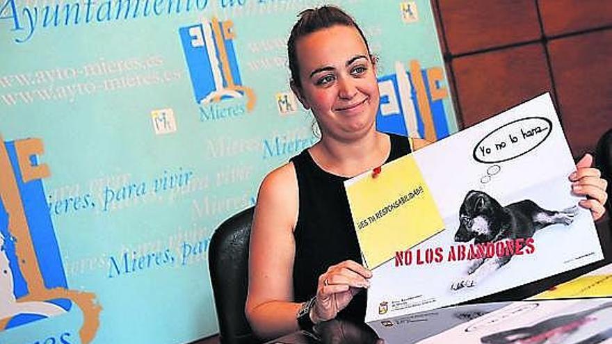 Susana Fernández, ayer, con uno de los carteles de la campaña.