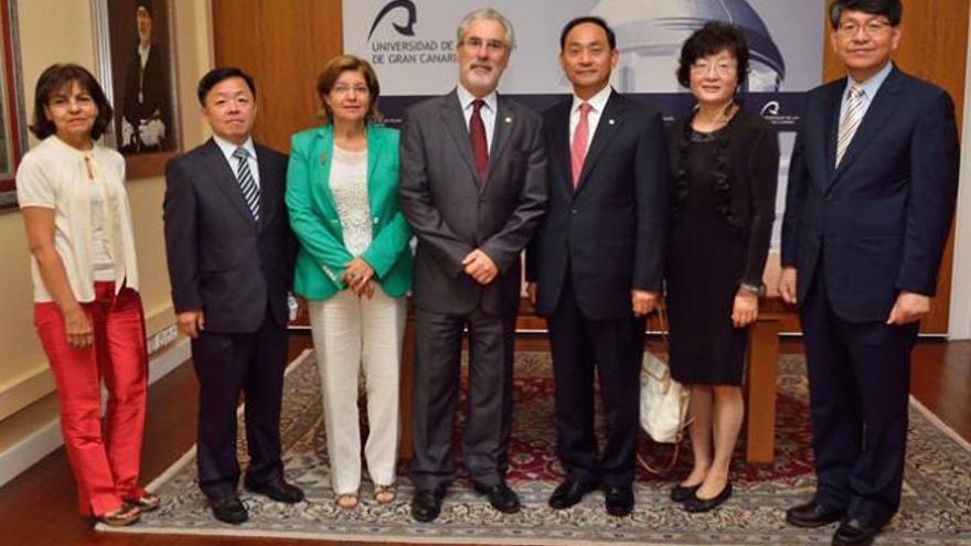 El rector, José Regidor, y la vicerrectora, Rosario Berriel, junto a representantes de la comunidad coreana. | lp / dlp